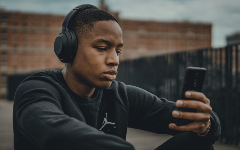 Hombre con auriculares escuchando música para aprender un idioma