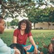 Personas hablando en diferentes idiomas