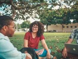 Personas hablando en diferentes idiomas